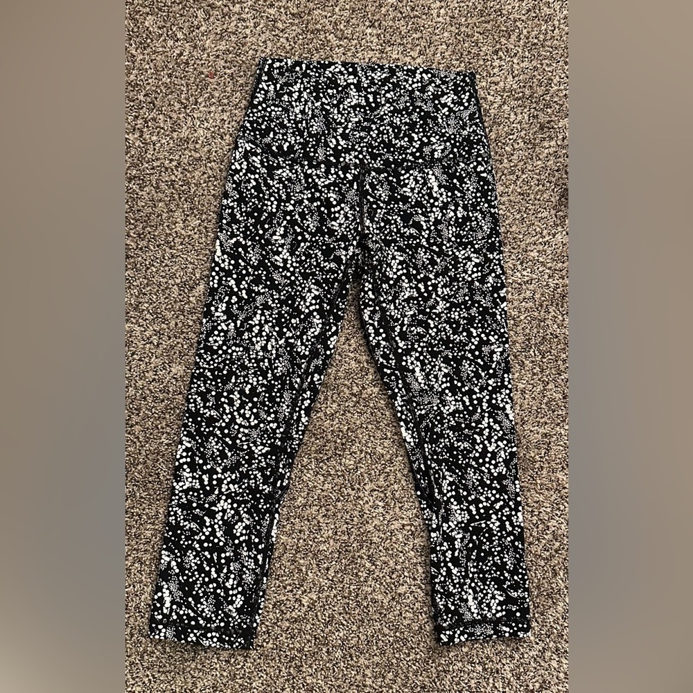 LuLulemon black & white capri yoga pants women’s 6